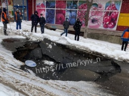 В Киеве на дороге образовалась огромная яма. Движение ограничили, - ФОТО