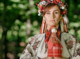 Солистка группы Go_A фотографировалась с куклами запорожской мастерицы