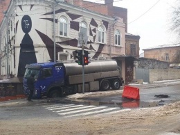В Харькове грузовик провалился в асфальт (фото, видео)