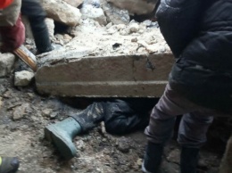 В Днепропетровской области на мужчину упала бетонная плита - его скорая застряла в снегу