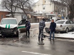 В центре Николаева в аварию попал инкассаторский автомобиль