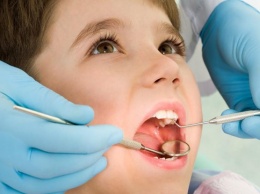 Била о кушетку: горе-стоматолог изводила детей пытками на приеме (видео 18+)