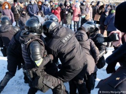 Протесты в Хабаровске: омоновцы бьют - демонстранты поют