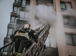 В Киеве горел многоэтажный жилой дом. Бойцы ГСЧС спасли 16 человек