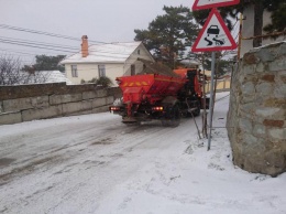 На расчистку главных дорог Ялты от снега вышло 8 машин