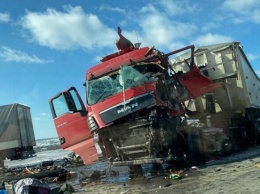 Под Одессой столкнулись две фуры: погибли оба водителя