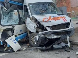 В Мариуполе троллейбус столкнулся с микроавтобусом с водой,-ФОТО