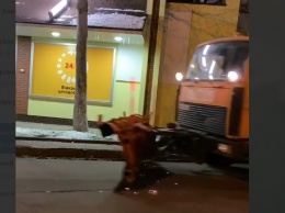 В Одессе снегоуборочная машина чистила невидимый снег (видео)