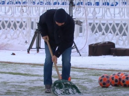 Луческу убирал снег на поле перед матчем киевского "Динамо" (видео)