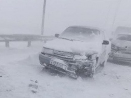 В Крыму из-за снегопада произошло ДТП с участием 32 машин (видео)
