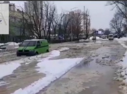 В Киеве из-за прорыва трубы ограничили движение трамваев и автомобилей на двух улицах