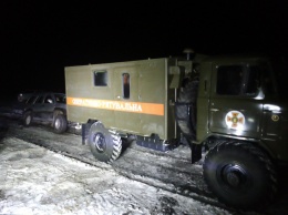 Спасатели Николаевщины ночью освободили "скорую" из снежного плена