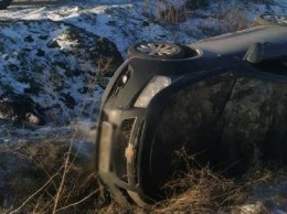 В Запорожской области на скользкой дороге перевернулась иномарка