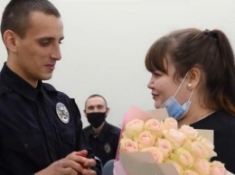 Коп из Одессы сделал коллеге предложение руки и сердца: смотри видео
