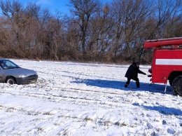 Под Томаковкой автомобиль попал в снежную ловушку