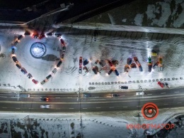 В честь Дня влюбленных на Фестивальном причале Днепра создали сердце из автомобилей (ФОТО)