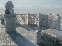 Зимняя сказка: набережная Бердянска покрылась льдом