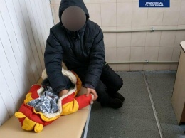 В Краматорске патрульные разыскали сбежавшего ребенка, а младенца, которого оставила мать - забрали в больницу