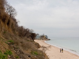 Законы не для всех: в Одессе мужчина захватил участок на побережье