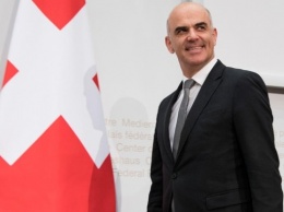 Главу Минздрава Швейцарии подозревают в скрытии важной информации о пандемии