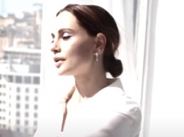 "Украинская Джоли" соблазнительно растянулась на пианино в прозрачном боди