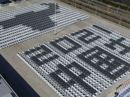 В КНР выстроили гигантскую мозаику из легковушек