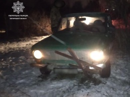 В Запорожье нетрезвый водитель, пытаясь скрыться от полиции, снес крест на кладбище