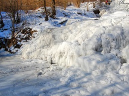 На Тернопольщине замерз самый большой в Украине равнинный водопад