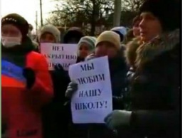 В оккупированном Енакиево устроили митинг против закрытия школы, - ФОТО