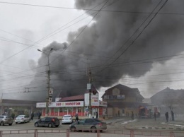 В России вспыхнул масштабный пожар на рынке (видео)