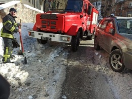 Пожар подождет: бригаде спасателей пришлось самим расчищать дорогу от снега