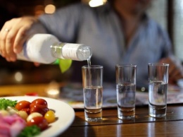 Будьте внимательны: бартендер предупредил о том, какой алкоголь подделывают чаще всего в Украине
