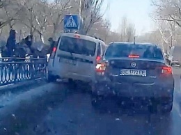 Пешеходов спасло ограждение: в Николаеве автомобиль остановился от удара о забор бульварной части Центрального проспекта