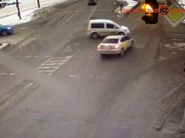 В Днепре на проспекте Героев Mitsubishi службы такси Uklon влетел в Volkswagen: видео момента ДТП