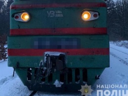 Товарный поезд врезался в легковушку, есть погибший