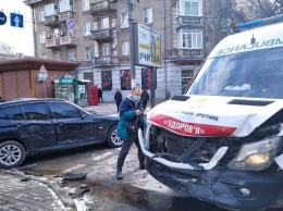 В центре "Одессы" скорая попала в ДТП: она везла женщину с младенцем