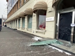 Расстреляли окна, разбили дверь: в центре Харькова разнесли фасад бутика