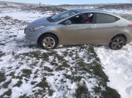 Крымские спасатели эвакуировали очередное авто из снежного заноса