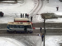 Медики забирали двумя машинами: на Прусе автобус сбил женщин (видео)