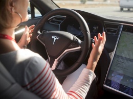 Автопилот или водитель: в cети разгадывают тайну видео с Tesla