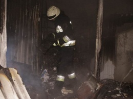 Пожар на Троицком рынке в Днепре: владелец павильона получил ожоги
