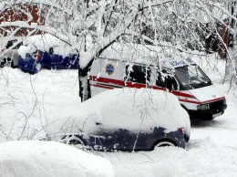 Из-за снега фельдшер в Ровенской области 2 км нес пациента на спине