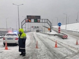 Крымский мост впервые в истории перекрыли из-за снегопада