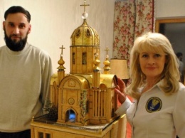 Харьковчанин 22 года делал макет храма из спичек, бисера и золота