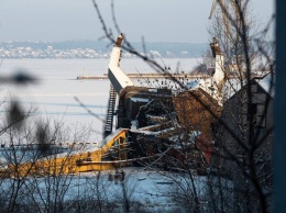 В запорожском речпорту рухнул кран: подробности случившегося