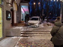 В центре Днепра автомобиль занесло на тротуар и сбил несколько человек