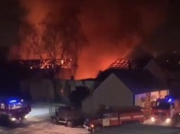 Масштабный пожар под Харьковом. Горят склады, рядом - жилые дома (видео)