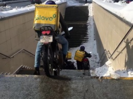 Ездили по подземным переходам на мопедах: киевлян возмутили дерзкие курьеры Glovo