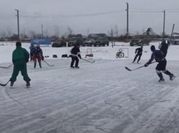 В Мелитополе Горячка превратилась в ледовый дворец для хоккеистов (видео)