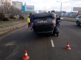 Бордюр помешал: на поселке Котовского перевернулась машина